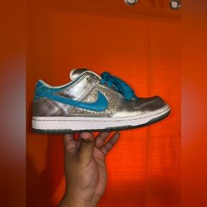 Women’s Nike 6.0 Dunk low ‘Metallic Silver’